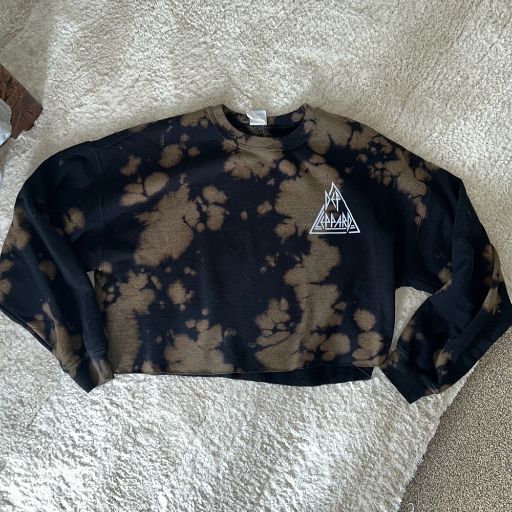 Cropped bleach dye crew neck Def Leppard sweat shirt
